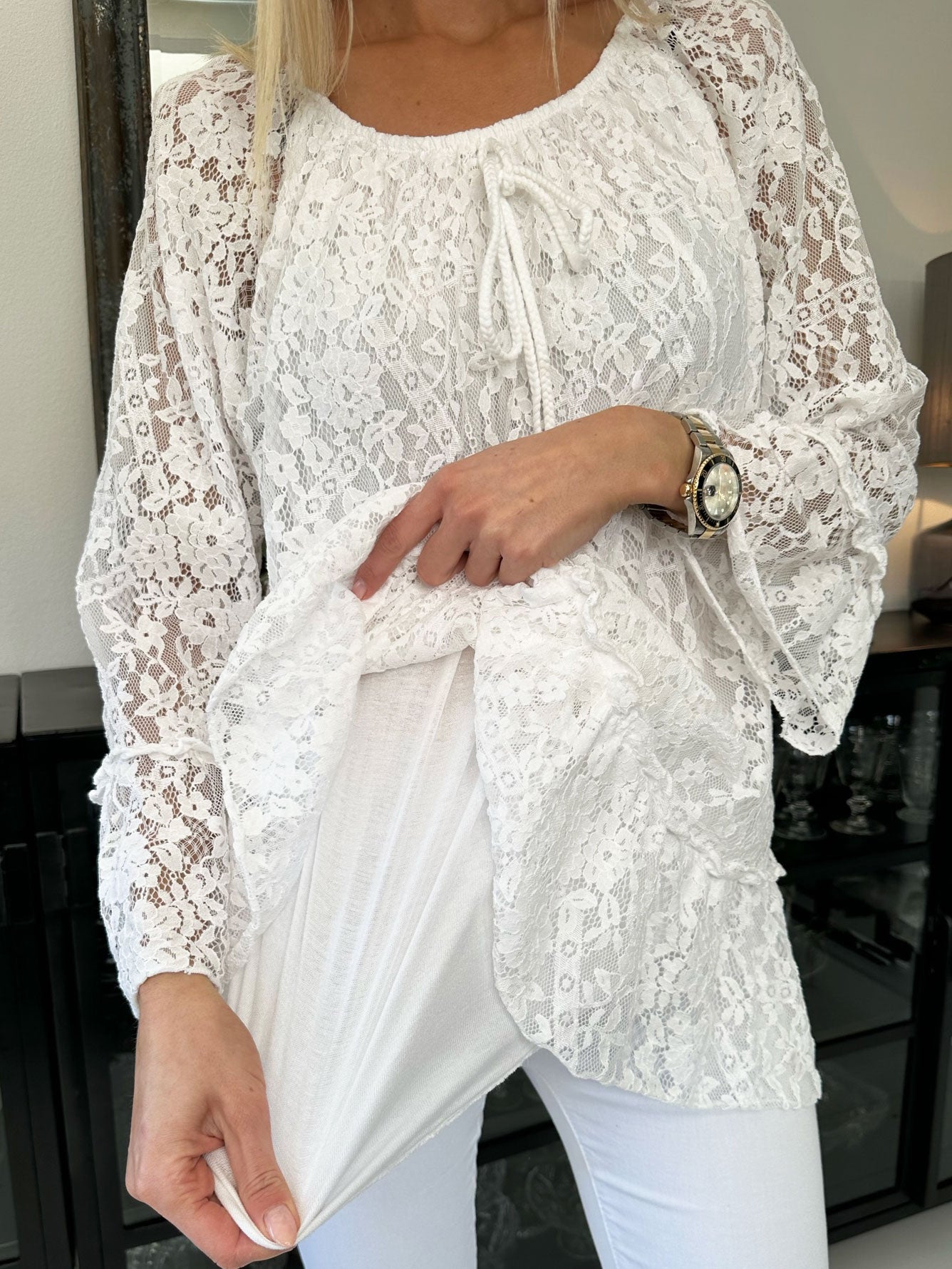 Trille - Söt spetstunika med volangkant